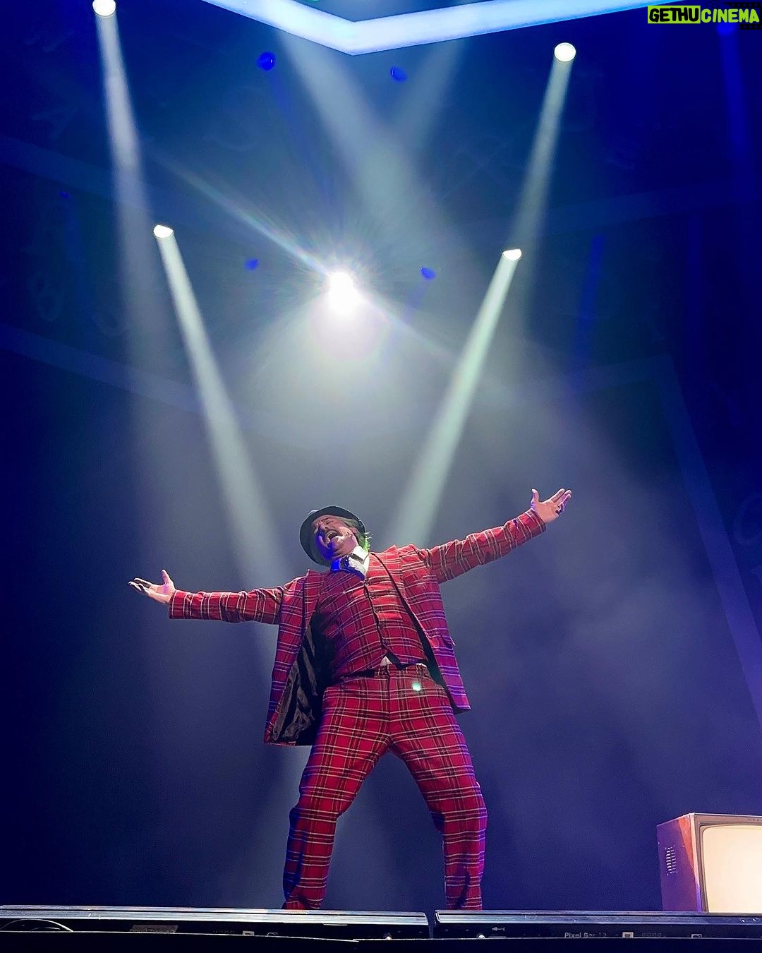 José María Listorti Instagram - No hay palabras para describir lo que siento en este momento! @matildaelmusical nos cambió la vida a todos los q lo hicimos. Fue una experiencia maravillosa. No paro de lagrimear y emocionarme por todo lo vivido. “Trabajar” al lado de estos niños talentosisimos fue muy enriquecedor! Agradecer a TODOS mis compañeros (que son un montón) por haberme hecho vivir dos meses en los que fui INMENSAMENTE FELIZ! Y gracias a las 140.000 personas q vinieron a vernos. Por sus aplausos, sus risas, sus palabras y mensajes después de cada función. No me sale otra palabra que GRACIAS GRACIAS GRACIAS! ❤️❤️❤️❤️