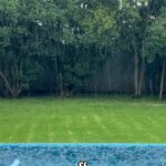 José María Listorti Instagram - Moni debajo de la lluvia! La bancas o está loca ? @monicalistorti #lluvia