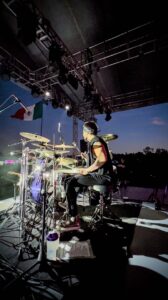 José Ron Instagram - La vida sin música no es vida 😜😎 Ese día fue una tocada muy especial… haber estado ahí en campo Marte con la bandera de México 🇲🇽 como testigo lo hizo muy especial, y si le sumo, tenía enfrente el Auditorio Nacional… Y si, muchas cosas pasaron por mi cabeza✨ 😂🤯 (paso a paso y tiempo al tiempo) 😎 -Siempre estaré agradecido de hacer lo que amo y me apasiona 🙏🏼⚡️ Gracias bro @_eldanigarcia por capturar estos momentos. @koktel.band 🫶🏻❣️ Campo Marte