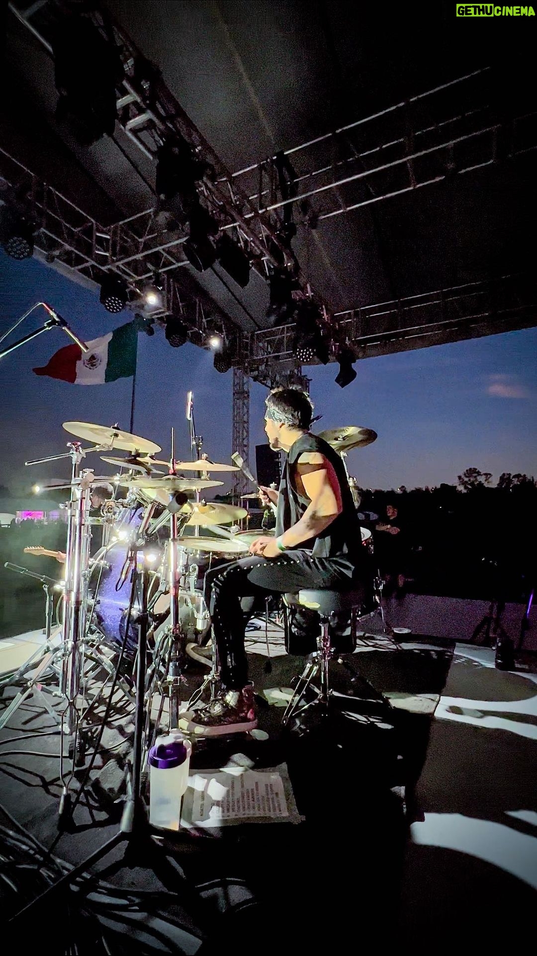 José Ron - 2.5K Likes - La vida sin música no es vida 😜😎
Ese día fue una tocada muy especial… haber estado ahí en campo Marte con la bandera de México 🇲🇽 como testigo lo hizo muy especial, y si le sumo, tenía enfrente el Auditorio Nacional… Y si, muchas cosas pasaron por mi cabeza✨ 😂🤯 (paso a paso y tiempo al tiempo) 😎
-Siempre estaré agradecido de hacer lo que amo y me apasiona 🙏🏼⚡️
Gracias bro @_eldanigarcia por capturar estos momentos.
@koktel.band 🫶🏻❣️