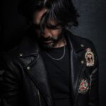 José Ron Instagram – El que calla, NO otorga… 
El que calla, no tiene nada que demostrar
El que calla, vibra en una frecuencia más alta 
El que calla, no vive para dar explicaciones 
El que calla, es más inteligente 
El que calla, no necesita la aprobación de los demás 
El que calla, mira desde lo alto 
El que calla NO siempre otorga 

Aprende a callar 💖

📸 @pavelantonfoto