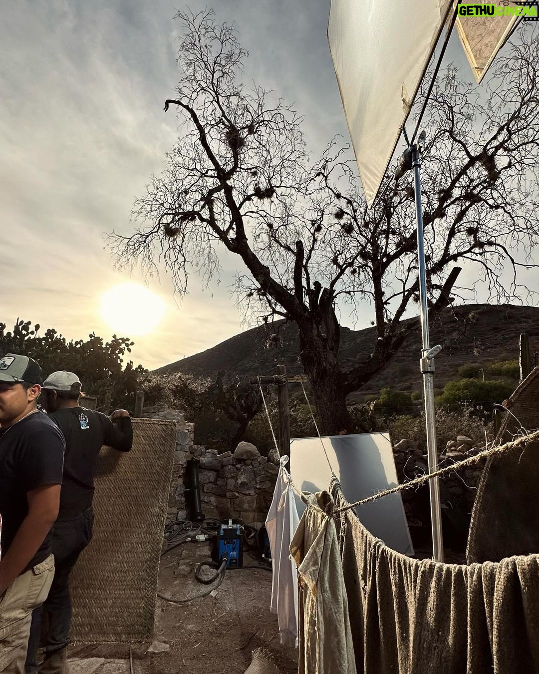 José Ron Instagram - Los primeros días de filmación como “Dionisio” … y al fin del camino y del recorrido esto es lo que siempre nos quedará… “los bellos recuerdos” 🫶🏻✨❣️ “El gallo de oro” Cerro De San Pedro, San Luis Potosi, Mexico