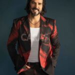 José Ron Instagram - José Ron regresa a la pantalla con la segunda temporada de “El Gallo de Oro”, de la mano de Lucero. La nueva entrega de la ficción se estrena este 12 de enero solo por ViX. @joseron3 @vix Texto @joalferez Fotos @israelghp Styling @emilianolobator Grooming @miguelglezmakeup