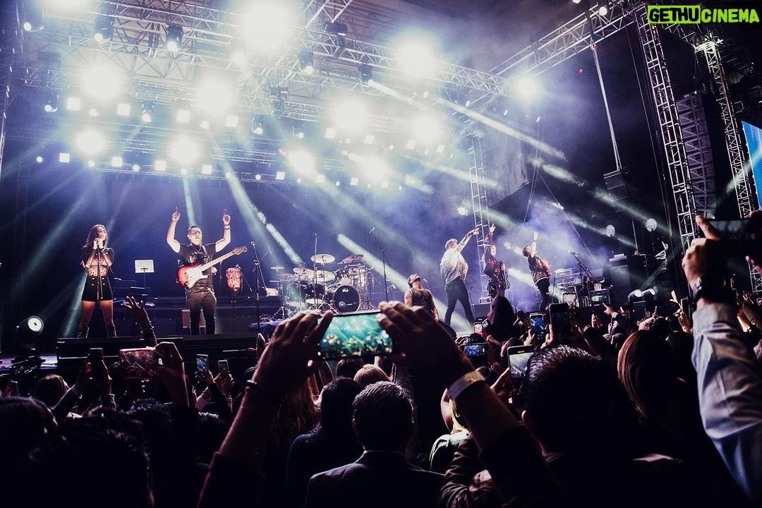 José Ron Instagram - Gracias 2023 🔥 🎼 La familia koktelera les deseamos un gran año nuevo! 🔜 2024 . @aleksaofficialdj Admiro y aprecio su energía Mexico. Feliz Año! ✨🤩 @janaruzmusic Gracias 2023 por permitirme vivir de lo que más amo!! Por un año mas compartiendo nuevos escenarios y música con ustedes🤍🤍 @berzunzamanuel Gracias por tanto cariño y apoyo en este 2023. Que el 2024 nos vuelva a acercar 🙏🏻😊 @cpmaqueo 2023, un año de retos, desafíos, emociones, alegrías y momentos inolvidables juntos. Gracias eternas; por un 2024 épico y lleno de satisfacciones. Love Always! @omarjimenezguitar Gracias Kokteleros por todo su apoyo y cariño. Por un 2024 de mucha música, mucha fiesta y mucho KOKTEL!!! @joseron3 Gracias Dios por la familia koktelera, gracias por la música y gracias por permitirnos compartir nuestra pasión, la gloria siempre será tuya ❤️🔥 📸 @jimmyfp @_eldanigarcia