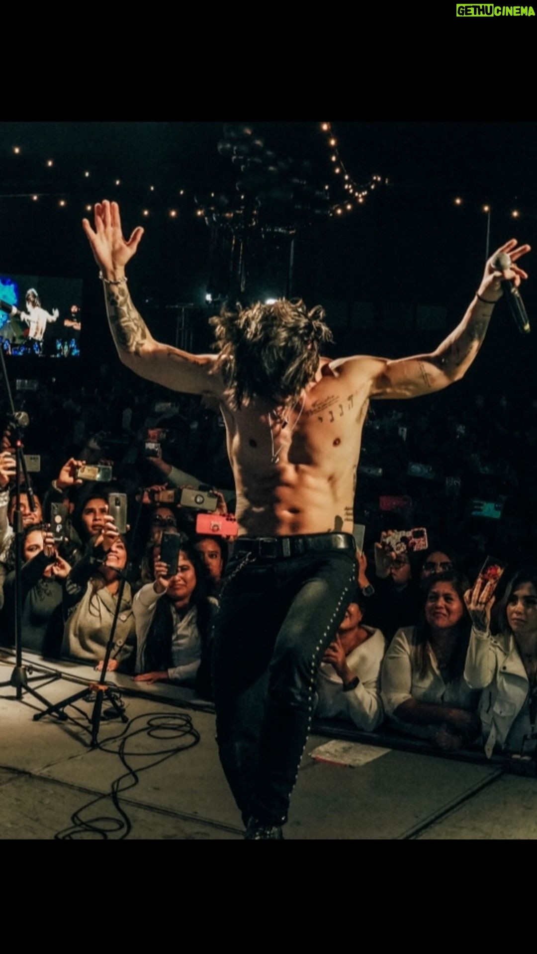 José Ron - 10.7K Likes - “Acá cuando me toca el micro 🎤” 🤟🏼
-Solo tenemos una vida y no venimos a complacer a nadie. Haz lo que te dé la *!#+ gana y sé inmensamente feliz ☄️Vive bonito! Vive chingón!
@koktel.band
📸 @jimmyfp @_eldanigarcia