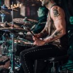 José Ron Instagram - A este perfil le falta un poco de música 🫶🏻😜 “Mala fama” con mis Kokteleros @koktel.band 📷 @jimmyfp @_eldanigarcia