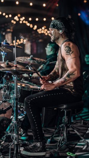 José Ron Instagram - A este perfil le falta un poco de música 🫶🏻😜 
“Mala fama” con mis Kokteleros 
@koktel.band 
📷 @jimmyfp @_eldanigarcia
