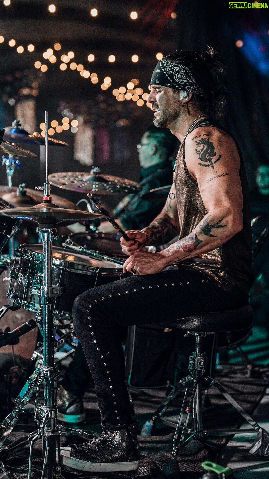 José Ron - 3.2K Likes - A este perfil le falta un poco de música 🫶🏻😜
“Mala fama” con mis Kokteleros
@koktel.band
📷 @jimmyfp @_eldanigarcia