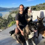 José Ron Instagram - Creemos que la felicidad está en el futuro y nos olvidamos de vivir el presente 🐶❤️