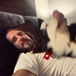José Ron Instagram - Creemos que la felicidad está en el futuro y nos olvidamos de vivir el presente 🐶❤️