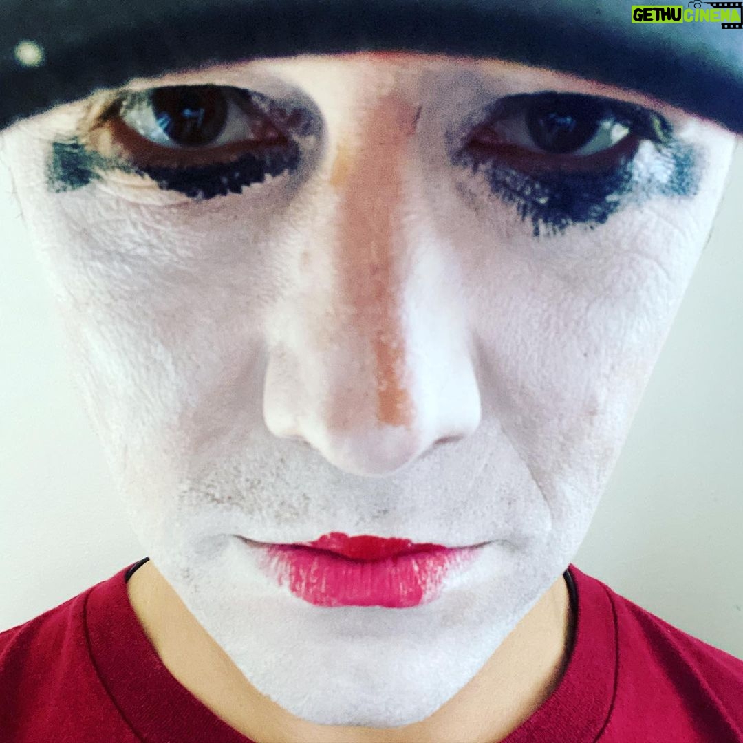 Joseph Gordon-Levitt Instagram - 💄