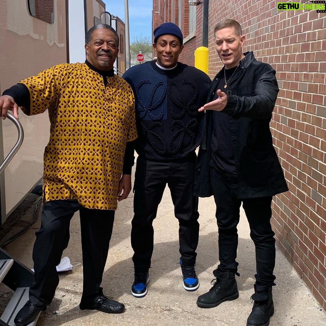 Joseph Sikora Instagram - “See, I wrote my lines down on my hand!” ...is what I am saying to my old friends and NEW castmates, @anthonyfleming3rd and Cedric Young! 2 of Chicago’s finest, homegrown talent. The Force is strong in these two Jedi. #powerbook4ce #JPGibbs #HermanGibbs 🔥 Chicago, Illinois