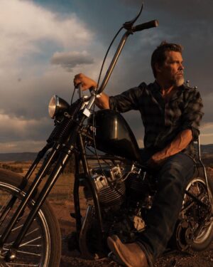 Josh Brolin Instagram - Appreciate you @mensjournal for the cover of the Sept/Oct issue!! Photos by my multi-talented @kathrynbrolin I love you darlin’. Thank you for your diamond perspective. We had a blast doing this in the maddening yet totally inspiring New Mexican desert. And @jessewill wrote a keeping it real article. 🤘🤘🙏
#kathrynbrolinphotography @narrativepr @leicacamerausa @wiscospeedshop (for building my ‘68 flh 🙏) #idontknowhowthatlastshotgotinthere