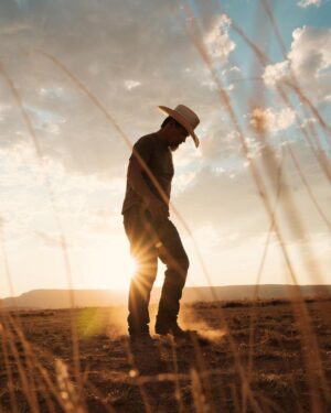 Josh Brolin Instagram - Appreciate you @mensjournal for the cover of the Sept/Oct issue!! Photos by my multi-talented @kathrynbrolin I love you darlin’. Thank you for your diamond perspective. We had a blast doing this in the maddening yet totally inspiring New Mexican desert. And @jessewill wrote a keeping it real article. 🤘🤘🙏
#kathrynbrolinphotography @narrativepr @leicacamerausa @wiscospeedshop (for building my ‘68 flh 🙏) #idontknowhowthatlastshotgotinthere