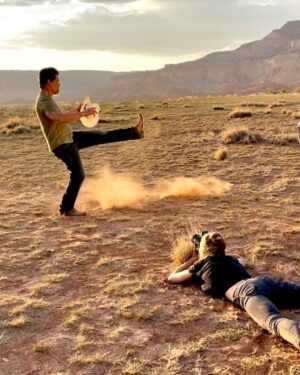 Josh Brolin Instagram - Appreciate you @mensjournal for the cover of the Sept/Oct issue!! Photos by my multi-talented @kathrynbrolin I love you darlin’. Thank you for your diamond perspective. We had a blast doing this in the maddening yet totally inspiring New Mexican desert. And @jessewill wrote a keeping it real article. 🤘🤘🙏
#kathrynbrolinphotography @narrativepr @leicacamerausa @wiscospeedshop (for building my ‘68 flh 🙏) #idontknowhowthatlastshotgotinthere