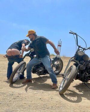 Josh Brolin Instagram - Appreciate you @mensjournal for the cover of the Sept/Oct issue!! Photos by my multi-talented @kathrynbrolin I love you darlin’. Thank you for your diamond perspective. We had a blast doing this in the maddening yet totally inspiring New Mexican desert. And @jessewill wrote a keeping it real article. 🤘🤘🙏
#kathrynbrolinphotography @narrativepr @leicacamerausa @wiscospeedshop (for building my ‘68 flh 🙏) #idontknowhowthatlastshotgotinthere