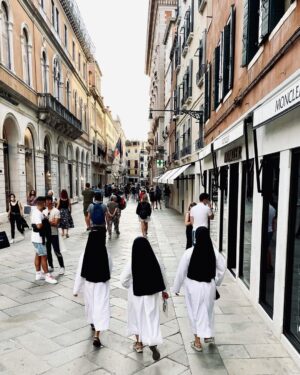 Josh Brolin Instagram - Italy. I love you. You have always been kind to me, my family, my friends. I believe you when you say you like the film, as I’ve always found you all straight shooters. Our cast is proud of our movie because between all of us (under the warmly watchful eye and support of Denis Villeneuve) we went big (but never impersonal). A film isn’t independent because of some esoteric song that’s hard to find, or it has no budget. It’s indy at heart because it uses art to identify people. “Dune” does that. “Star Wars” did that. It’s bigger than us, yet it is us. So thank you, Italy, and everyone who has embraced our film so far. We appreciate it more than you know. Grazie di tutto. 🇮🇹 @dolcegabbana @samanthamcmillen_stylist (@greigfraser_dp We missed you, buddy ❤️)