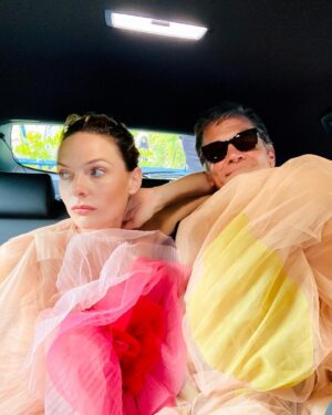 Josh Brolin Instagram - Italy. I love you. You have always been kind to me, my family, my friends. I believe you when you say you like the film, as I’ve always found you all straight shooters. Our cast is proud of our movie because between all of us (under the warmly watchful eye and support of Denis Villeneuve) we went big (but never impersonal). A film isn’t independent because of some esoteric song that’s hard to find, or it has no budget. It’s indy at heart because it uses art to identify people. “Dune” does that. “Star Wars” did that. It’s bigger than us, yet it is us. So thank you, Italy, and everyone who has embraced our film so far. We appreciate it more than you know. Grazie di tutto. 🇮🇹 @dolcegabbana @samanthamcmillen_stylist (@greigfraser_dp We missed you, buddy ❤️)
