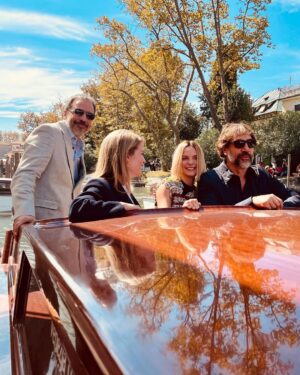 Josh Brolin Instagram - Italy. I love you. You have always been kind to me, my family, my friends. I believe you when you say you like the film, as I’ve always found you all straight shooters. Our cast is proud of our movie because between all of us (under the warmly watchful eye and support of Denis Villeneuve) we went big (but never impersonal). A film isn’t independent because of some esoteric song that’s hard to find, or it has no budget. It’s indy at heart because it uses art to identify people. “Dune” does that. “Star Wars” did that. It’s bigger than us, yet it is us. So thank you, Italy, and everyone who has embraced our film so far. We appreciate it more than you know. Grazie di tutto. 🇮🇹 @dolcegabbana @samanthamcmillen_stylist (@greigfraser_dp We missed you, buddy ❤️)