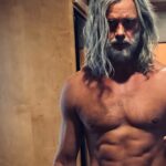 Josh Duhamel Instagram - When you get dumped by @netflix and have to put yourself back out there.... #sexysantasummer What’s up, @hulu ?
