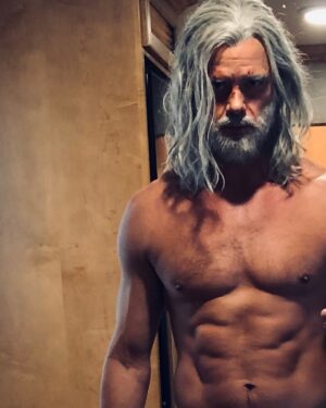 Josh Duhamel Instagram - When you get dumped by @netflix and have to put yourself back out there.... #sexysantasummer

What’s up, @hulu ?