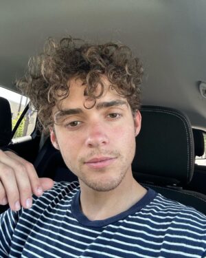 Joshua Bassett Instagram - in dire need of a shave and a trim 🦕