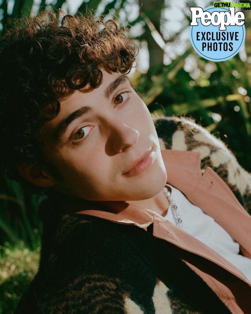 Joshua Bassett Instagram - had a tough but important chat with @people magazine. thank you to all who worked on this piece! Story: @brianne_tracy Photographer: @ryanpfluger Styling: @oliver_vaughn assisted by @sophianieser Grooming: @heatherraebang