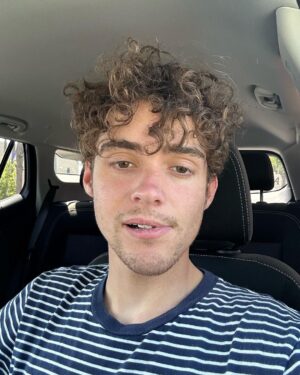 Joshua Bassett Instagram - in dire need of a shave and a trim 🦕