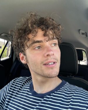 Joshua Bassett Instagram - in dire need of a shave and a trim 🦕