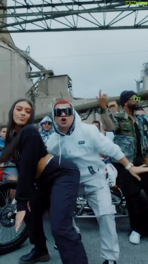 Jowell - 8.8K Likes - Esta es mi canción favorita de #VivaElPerreo ... #Latigo !!
Y la tuya cual es ???