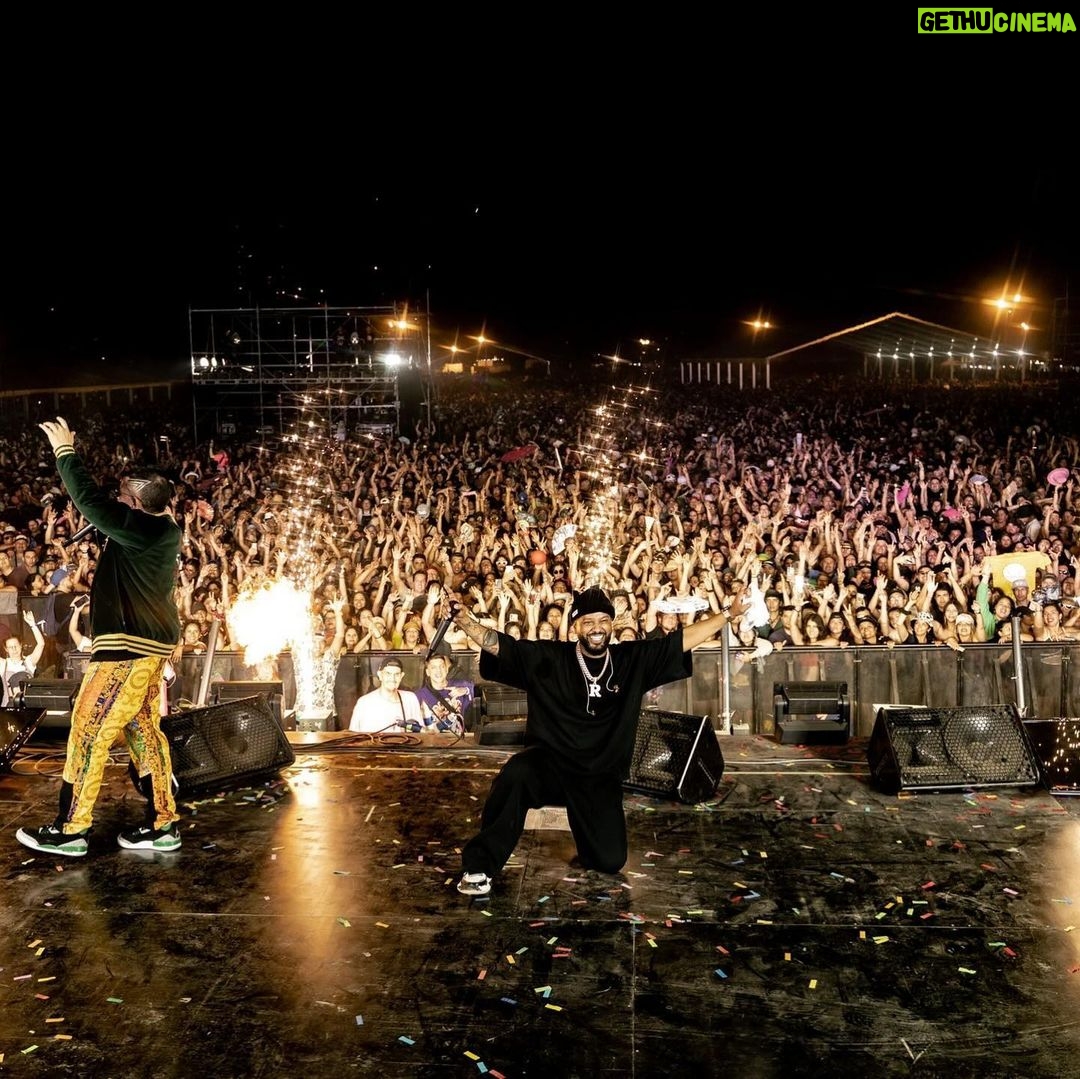 Jowell - 4.5K Likes - Exito Total !!! #Chile 🇨🇱 Se lo prometimos a todos los que se quedaron afuera del concierto de Diciembre ...Para ustedes este show especial ! Gracias por el apoyo !! Gracias a los mas de 40 Mil fanáticos que se dieron cita !!! @mydoxis