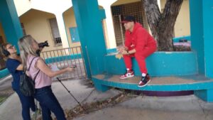 Jowell Instagram - Que ustedes creen si agarramos dos o tres de estas escuelas abandonadas, las transformamos y las convertimos en Escuelas de Música y Arte Urbana ?? 
Que tal si las equipamos y habilitamos con estudios de grabación musical, para enseñarles interpretación y composisión, o al que le guste hacer videos (filmación y edición) , o salones de baile para quien le guste el baile, enseñarles coreografía ... convertir estas escuelas en espacios agradables para enseñar arte gráfico, por ejemplo. Bookings, manejo de artistas , fotografía ... todas estas profesiones pagan bien $$$ y son actractivas para los jóvenes de hoy, por estar a tono con la época actual. 
Cambiémos la manera de ver las cosas . La industria musical y del entretenimiento en general es de las mas poderosas del mundo. Puerto Rico es una cuna de exportar talento ... Démos opciones a los jóvenes. Luchemos contra la deserción escolar , fomentemos el aprovechamiento académico. Através de la #PrimeraEscuelaDeMusicayArteUrbana podemos lograrlo ! @fortalezapr @educacionpr 🙏🏼🙏🏼 La Bola está en su cancha 🏀