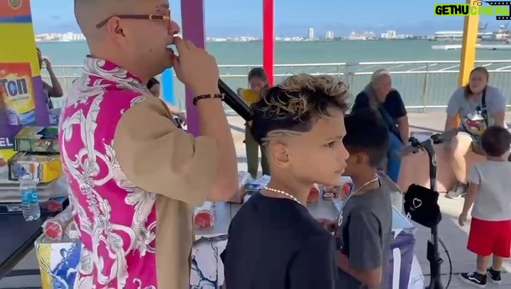 Jowell Instagram - Que duro este niño @melvinelpayasitopr , que Gran Corazón !! Regalando juguetes a los niños de su pueblo #Cataño 🇵🇷 Hay que apoyar estos gestos ..... Apoyemos su proyecto @melvinelpayasitopr #BuenasNotas #DisponibleYA @welldonemusica Busca su video #BuenasNotas en #Youtube y en todas las plataformas digitales #MelvinElPayasito ▶️ Ya Salió !! Cataño, Puerto Rico