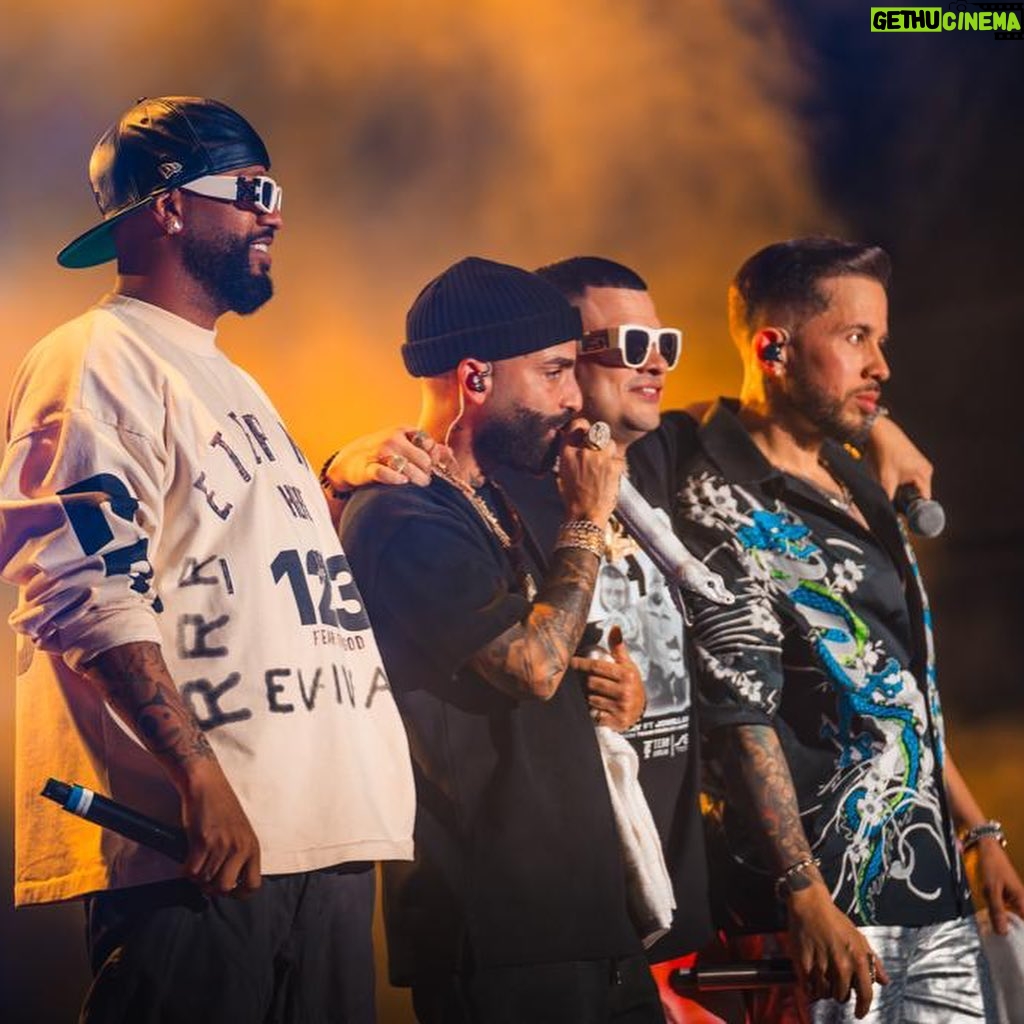 Jowell - 10.2K Likes - Que manera de cerrar el Año .... Tenía que compartirles estas imágenes #FeriaDeCali #29DeDiciembre @jowellyrandy @arcangel @delaghetto #Las23Del23