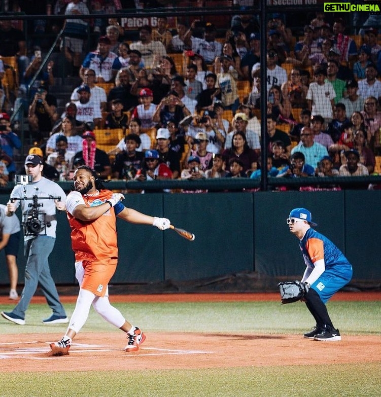 Jowell Instagram - #Las23Del23 Juego de Celebridades con @jolamakina @vladdyjr27 @javy23baez @lindor12bc @sugardiaz39 y to el corillo ⚾️🇵🇷 La Pasamos Cabron !! Estadio Roberto Clemente Walker