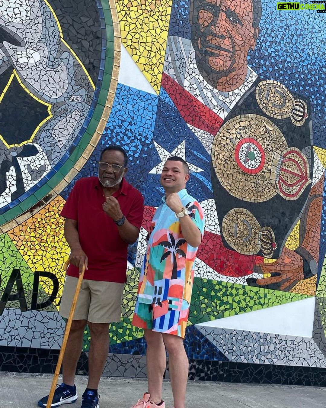 Jowell Instagram - Hoy aproveché la visita a #Salinas 🇵🇷 Para conocer en Persona al Campeón Mundial de Boxeo 🥊 Angel Luis "Cholo" Espada. El Coliseo de Salinas lleva su nombre y allí frente al nuevo Mosaico que hicieron en su honor pudimos compartir un rato. Angel Luis "Cholo" Espada es un ex boxeador profesional puertorriqueño. Fue campeón mundial de peso welter de la AMB en 1975-76. Es Amante de la música, Espada también organizó, a finales de los años 1970, una orquesta de salsa. Coliseo Angel "Cholo" Espada