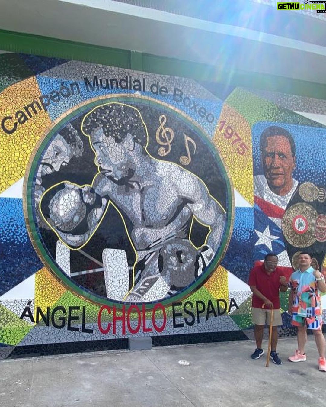 Jowell Instagram - Hoy aproveché la visita a #Salinas 🇵🇷 Para conocer en Persona al Campeón Mundial de Boxeo 🥊 Angel Luis "Cholo" Espada. El Coliseo de Salinas lleva su nombre y allí frente al nuevo Mosaico que hicieron en su honor pudimos compartir un rato. Angel Luis "Cholo" Espada es un ex boxeador profesional puertorriqueño. Fue campeón mundial de peso welter de la AMB en 1975-76. Es Amante de la música, Espada también organizó, a finales de los años 1970, una orquesta de salsa. Coliseo Angel "Cholo" Espada