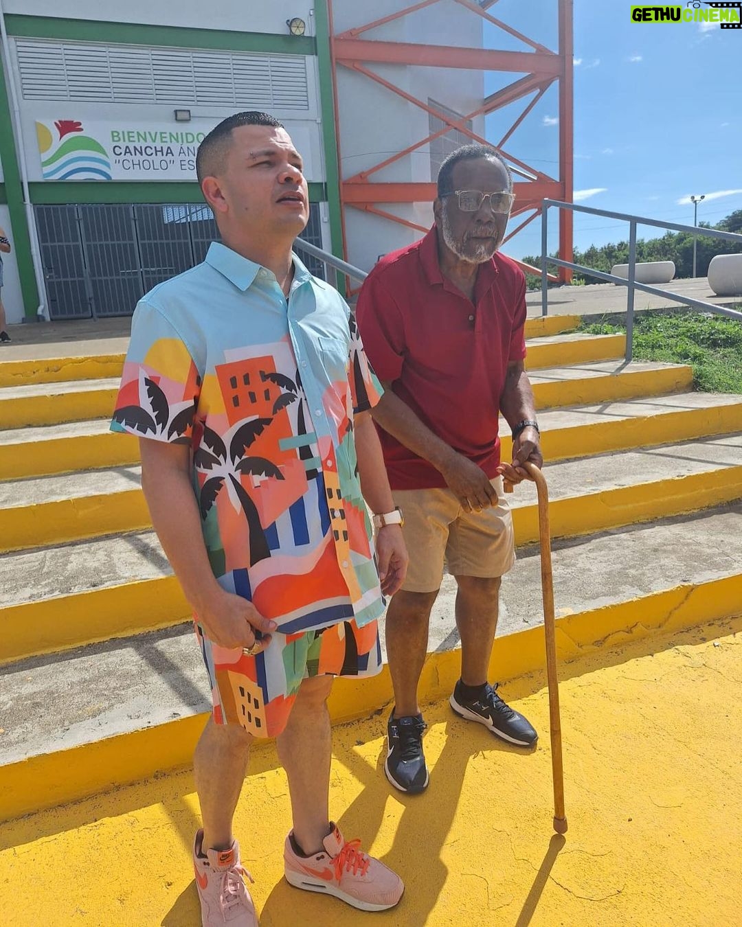 Jowell Instagram - Hoy aproveché la visita a #Salinas 🇵🇷 Para conocer en Persona al Campeón Mundial de Boxeo 🥊 Angel Luis "Cholo" Espada. El Coliseo de Salinas lleva su nombre y allí frente al nuevo Mosaico que hicieron en su honor pudimos compartir un rato. Angel Luis "Cholo" Espada es un ex boxeador profesional puertorriqueño. Fue campeón mundial de peso welter de la AMB en 1975-76. Es Amante de la música, Espada también organizó, a finales de los años 1970, una orquesta de salsa. Coliseo Angel "Cholo" Espada
