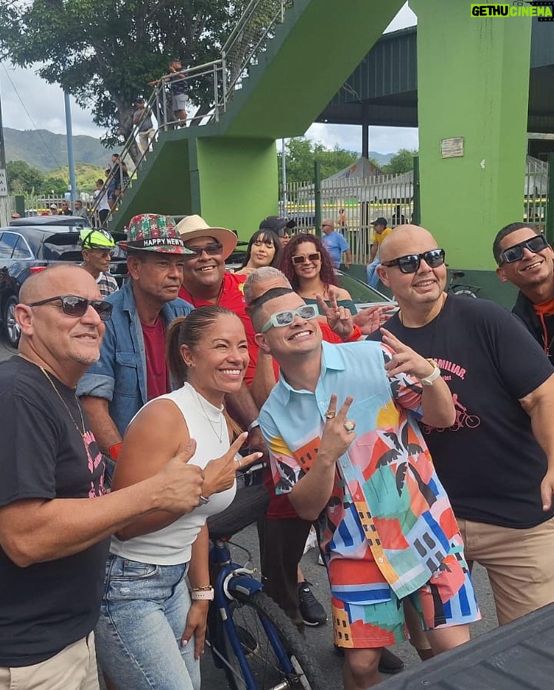 Jowell Instagram - Gracias a mi gente linda de #Salinas Gran Bicicletada del Barrio Sabana Llana , Iván "Iron Boy" Calderón y "Cholo" Espada La Pasamos Super !! GRACIAS a la Alcaldesa @karilynbonilla por recibirme en su hermoso pueblo. Sabana Llana Salinas