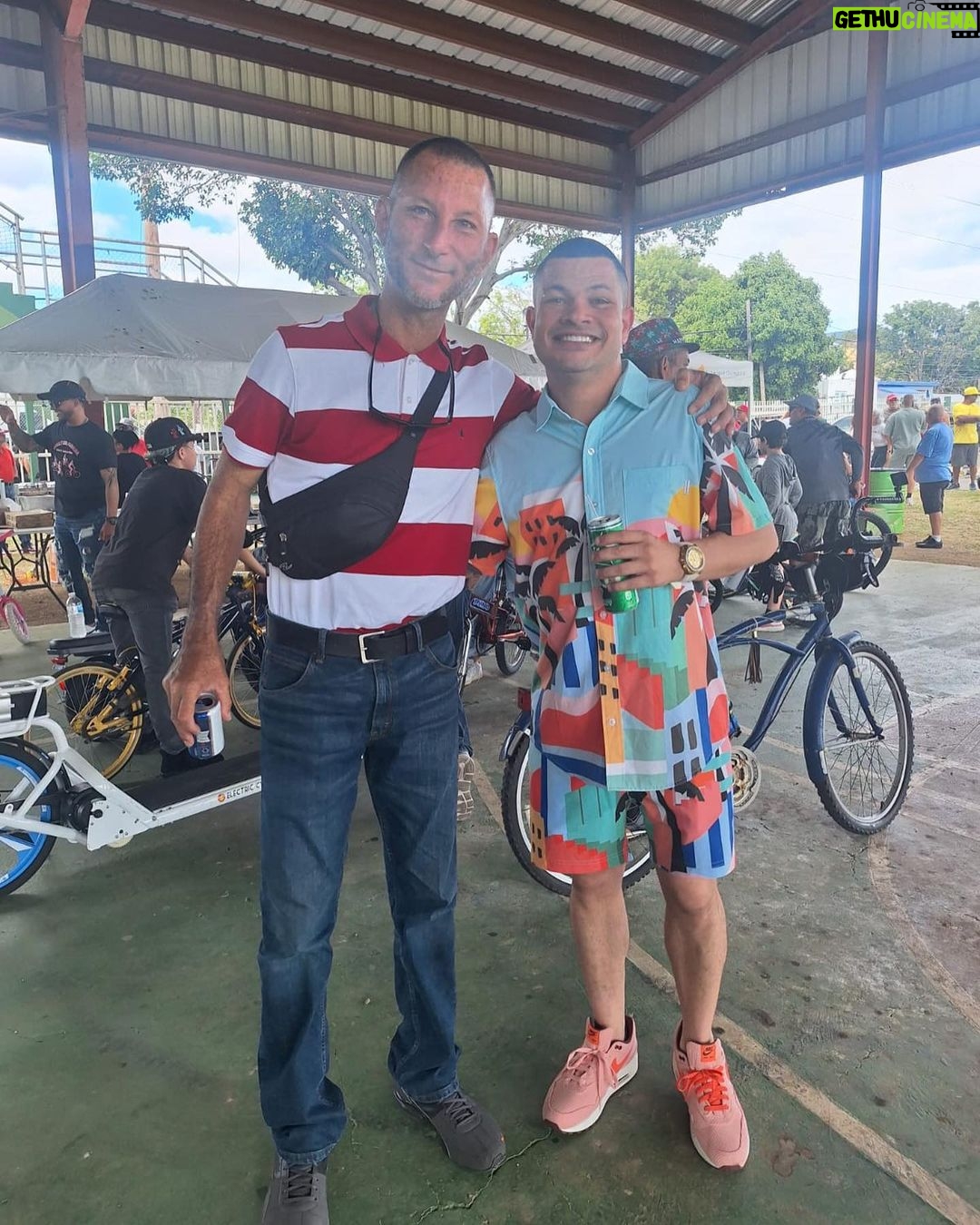 Jowell Instagram - Gracias a mi gente linda de #Salinas Gran Bicicletada del Barrio Sabana Llana , Iván "Iron Boy" Calderón y "Cholo" Espada La Pasamos Super !! GRACIAS a la Alcaldesa @karilynbonilla por recibirme en su hermoso pueblo. Sabana Llana Salinas