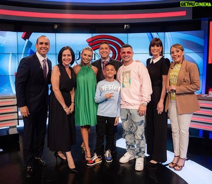Jowell - 29.6K Likes - Miren este chamaquito que me llegó a las manos. Se llama @melvinelpayasitopr Me dijo que queria ser cantante y me cantó una canción super fea de Malianteo. Le dije que si cambiaba sus letras yo lo iba a apoyar. Aceptó, nos metimos al estudio y esto fue lo que salió !
Vamos todos a darle apoyo a @melvinelpayasitopr para que siga cantando canciones asi como esta que se llama #BuenasNotas , para que los Chamakitos Fronteen pero que Fronteen con BUENAS NOTAS 👍🏼
Gracias @welldonemusica