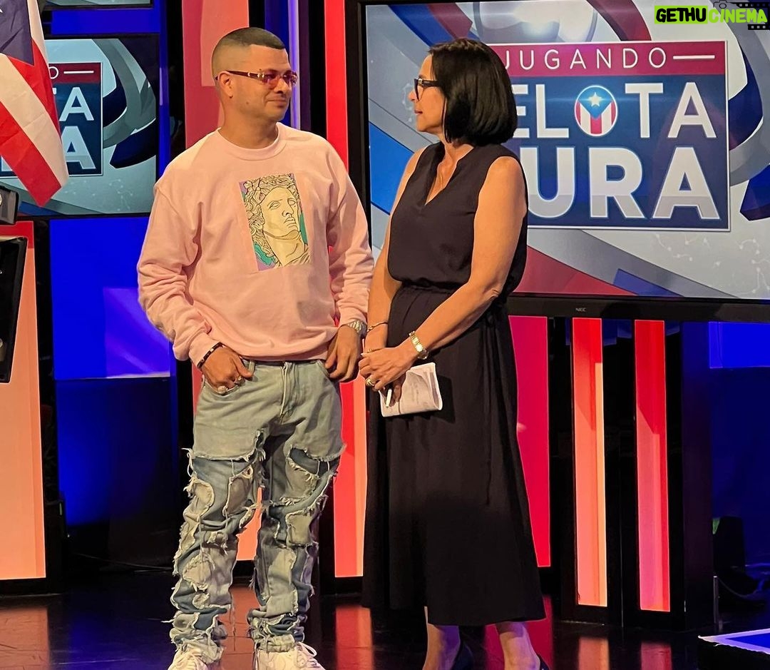 Jowell - 29.6K Likes - Miren este chamaquito que me llegó a las manos. Se llama @melvinelpayasitopr Me dijo que queria ser cantante y me cantó una canción super fea de Malianteo. Le dije que si cambiaba sus letras yo lo iba a apoyar. Aceptó, nos metimos al estudio y esto fue lo que salió !
Vamos todos a darle apoyo a @melvinelpayasitopr para que siga cantando canciones asi como esta que se llama #BuenasNotas , para que los Chamakitos Fronteen pero que Fronteen con BUENAS NOTAS 👍🏼
Gracias @welldonemusica