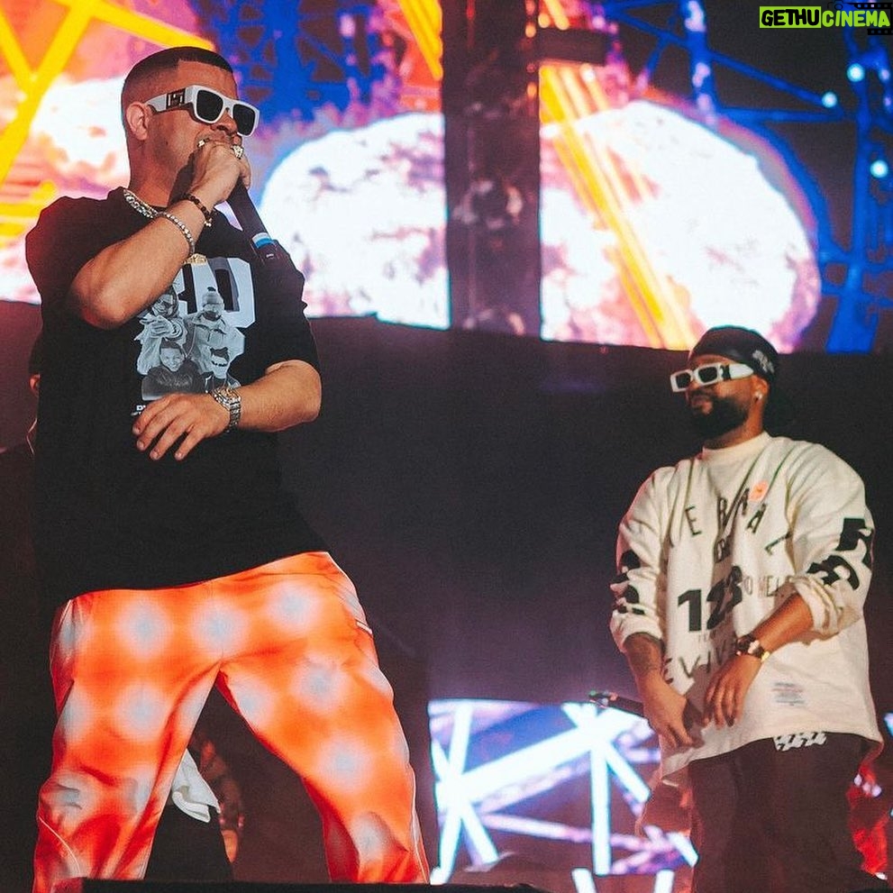 Jowell - 10.2K Likes - Que manera de cerrar el Año .... Tenía que compartirles estas imágenes #FeriaDeCali #29DeDiciembre @jowellyrandy @arcangel @delaghetto #Las23Del23