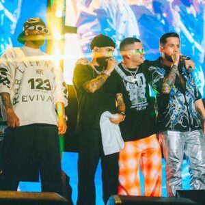 Jowell Instagram - Que manera de cerrar el Año .... Tenía que compartirles estas imágenes #FeriaDeCali #29DeDiciembre @jowellyrandy @arcangel @delaghetto #Las23Del23