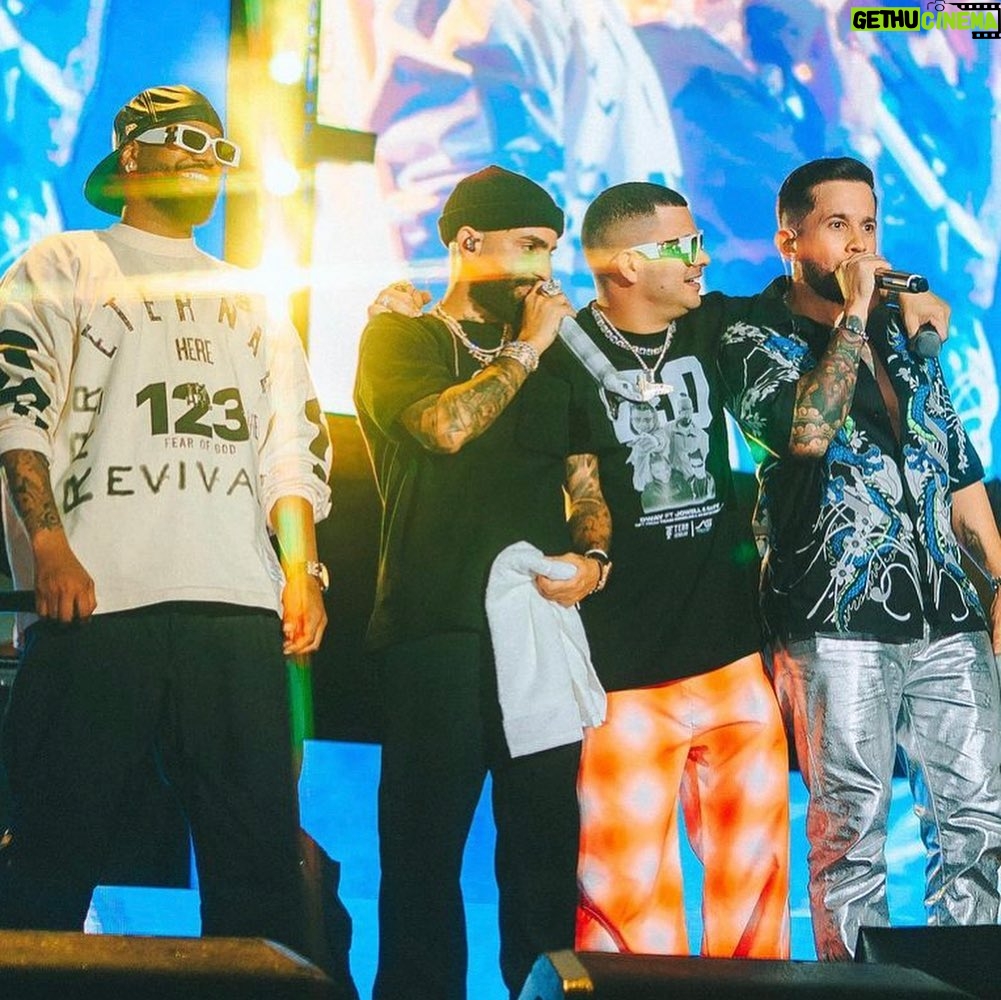 Jowell - 10.2K Likes - Que manera de cerrar el Año .... Tenía que compartirles estas imágenes #FeriaDeCali #29DeDiciembre @jowellyrandy @arcangel @delaghetto #Las23Del23