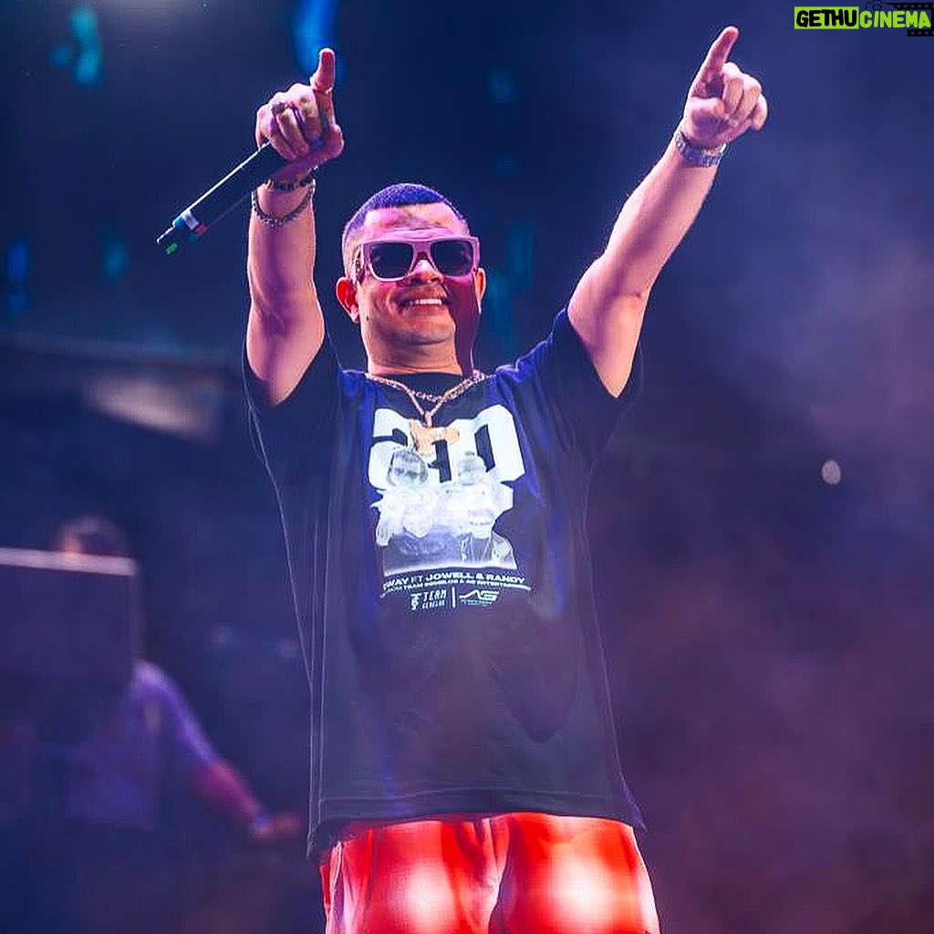 Jowell - 10.2K Likes - Que manera de cerrar el Año .... Tenía que compartirles estas imágenes #FeriaDeCali #29DeDiciembre @jowellyrandy @arcangel @delaghetto #Las23Del23