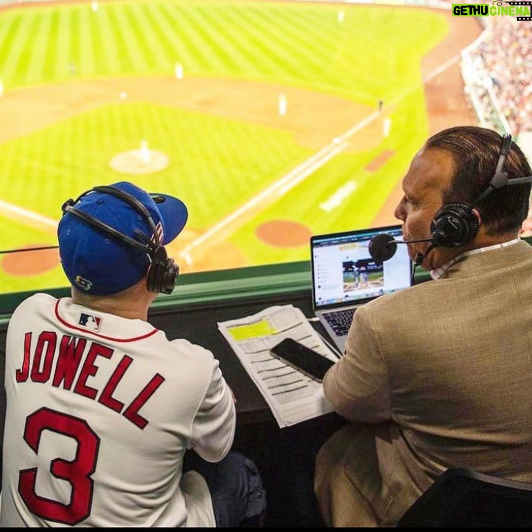 Jowell Instagram - #Las23Del23 @redsox ⚾️ #FirstPitch Fenway Park