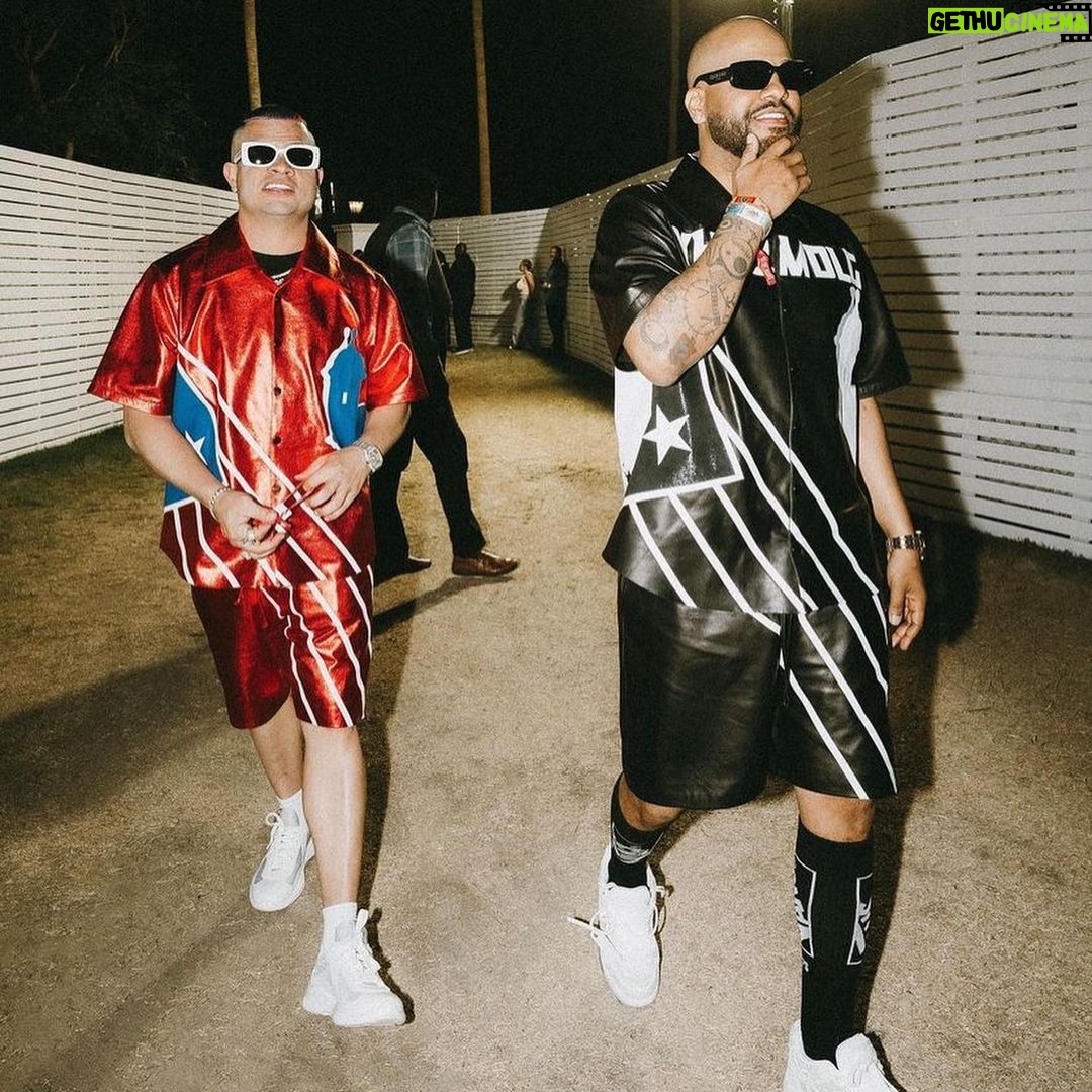 Jowell Instagram - #Las23Del23 Los Mas Sueltos en #Coachella con el Conejo 🐰 Nuestra tarima mas grande hasta ahora 🔥🔥🔥 Coachella Music Festival
