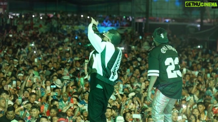 Jowell Instagram - Y de #RepublicaDominicana 🇩🇴 directo a #Bolivia 🇧🇴 @jowellyrandy Rompedera.com en #SantaCruz !!! Gracias por recibirnos de esta manera !! No lo esperábamos !!! Waooooooo !!! Que Conciertazooooooo Santa Cruz de la Sierra, Bolivia