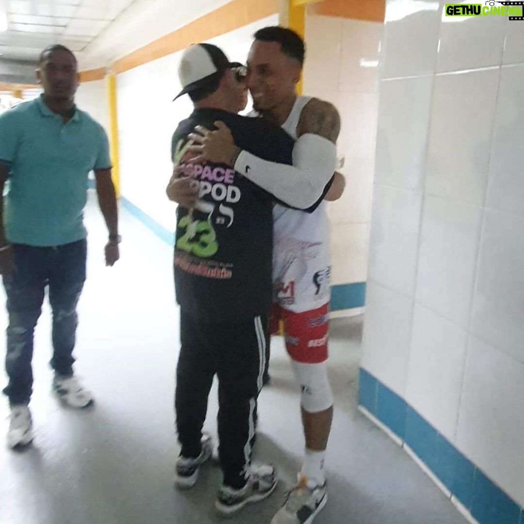 Jowell Instagram - Conociendo la liga de baloncesto de acá de #Santiago #RD 🇩🇴 @abasacaoficial Muy Buena , de hecho! Nada que envidiarle al BSN . Aqui visitando a mis panas @abreu1123 y @money.rodriguez que estan matando la liga por acâ! Gracias por la invitación !! Gran Arena del Cibao